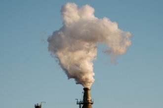 14biz-vz-oil-refining-thfw-mediumSquareAt3X