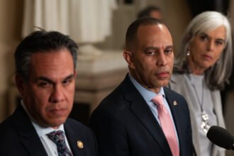 27minneapolis-ice-noem-dems-topart-kfpl-mediumSquareAt3X