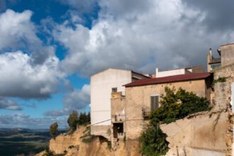 28int-italy-cliff-town-1-fqpb-mediumSquareAt3X