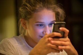 unsplash-lib-dems-propose-film-style-age-ratings-for-teen-social-media-use