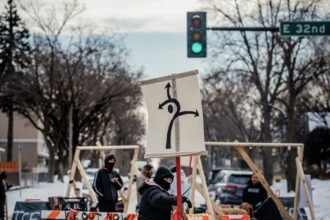 05nat-minneapolis-protest-roadblock-qzjh-mediumSquareAt3X