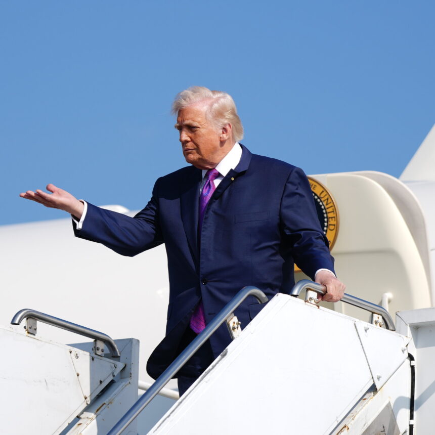 19trump-news-aliens-hkjt-mediumSquareAt3X-4