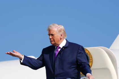 19trump-news-aliens-hkjt-mediumSquareAt3X-7