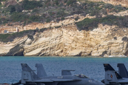 25dc-trump-iran-01-mpzv-mediumSquareAt3X