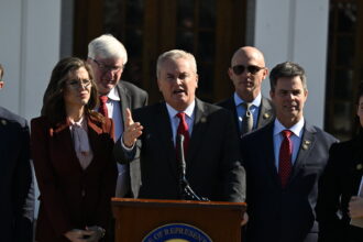 27dc-clinton-2-mediumSquareAt3X