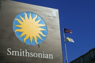 Federally-funded-Smithsonian-Institution-buildings-to-stay-open-until-at-least-Monday-8dbolbu7