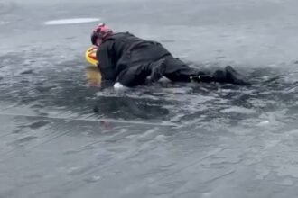 King-County-Marine-Unit-rescue-man-stuck-in-freezing-water-coincidentally-during-training-session