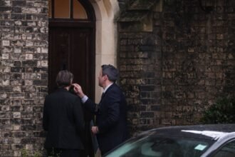Scene-outside-a-reported-residence-of-former-British-ambassador-to-the-U-S-Peter-Mandelson-in-Londo-2
