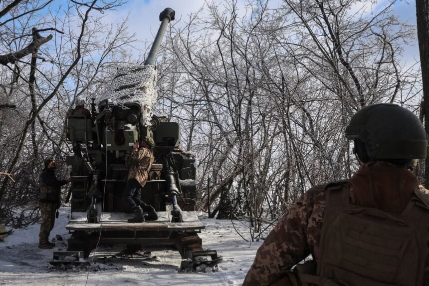 Ukrainian-servicemen-prepare-a-Bohdana-self-propelled-howitzer-for-firing-towards-Russian-troops-nea