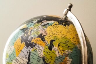 photo-1588623731810-171b80f3c55e