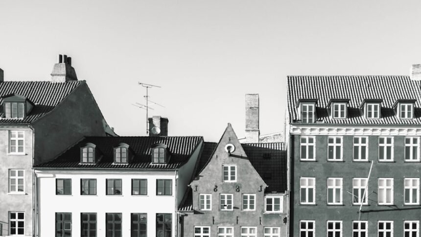 photo-1626008610859-529e568f3277