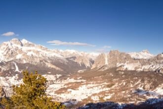 photo-1672462010478-415e0129bdd3-1