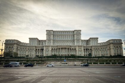 photo-1758714820406-962e6fe19ae1-1