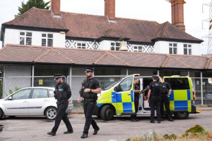 skynews-bell-hotel-epping-protest_7005324