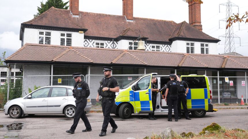 skynews-bell-hotel-epping-protest_7005324