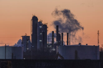 07pol-midterns-econ-mwkc-mediumSquareAt3X