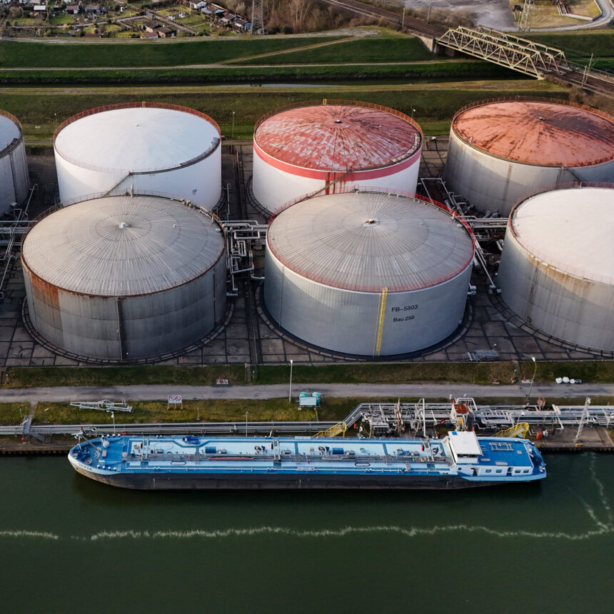 16biz-oil-gas-stocks-alert-qlcz-mediumSquareAt3X