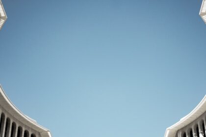 photo-1541782478396-79c8d990b2e5