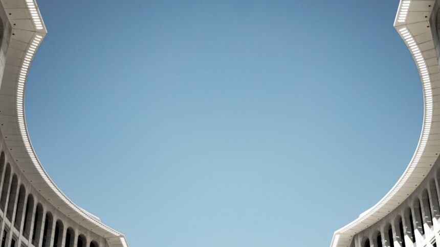 photo-1541782478396-79c8d990b2e5