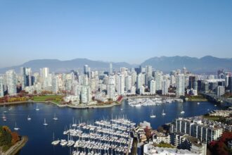 photo-1560814304-4f05b62af116-1