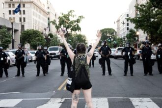 photo-1590989993995-32e2f14006bc