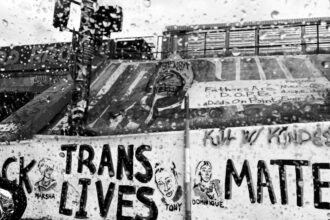 photo-1606504770911-faaf4f51136d