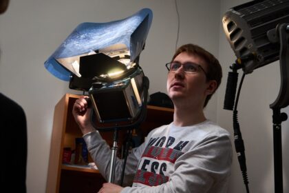 photo-1616527546305-a44d4a66925e