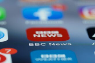 photo-1618835350763-ee971e156096