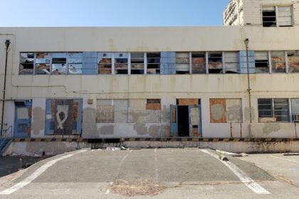 photo-1638766863838-312a65040da1