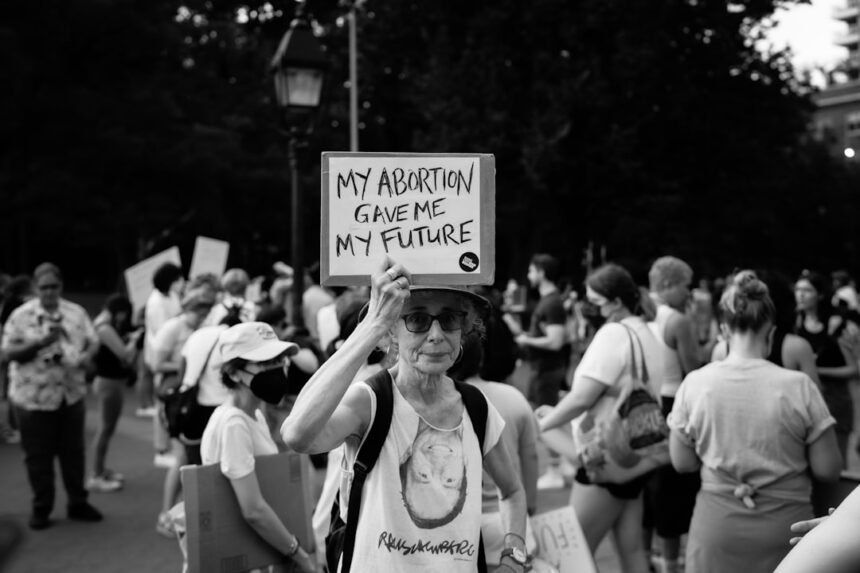 photo-1656775765610-79e38be28250