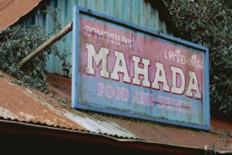 photo-1707847274909-b18f1d5915bf