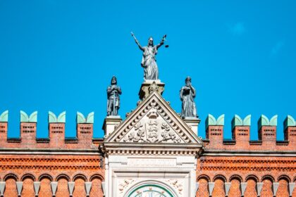 photo-1756633231294-f72b004e8c5c-4