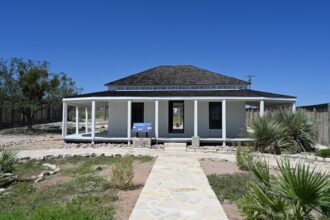 photo-1758915717980-502e4f862b62-9