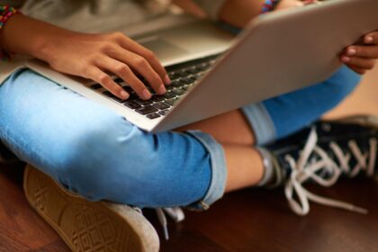 skynews-girl-anonymous-laptop_7196019-1