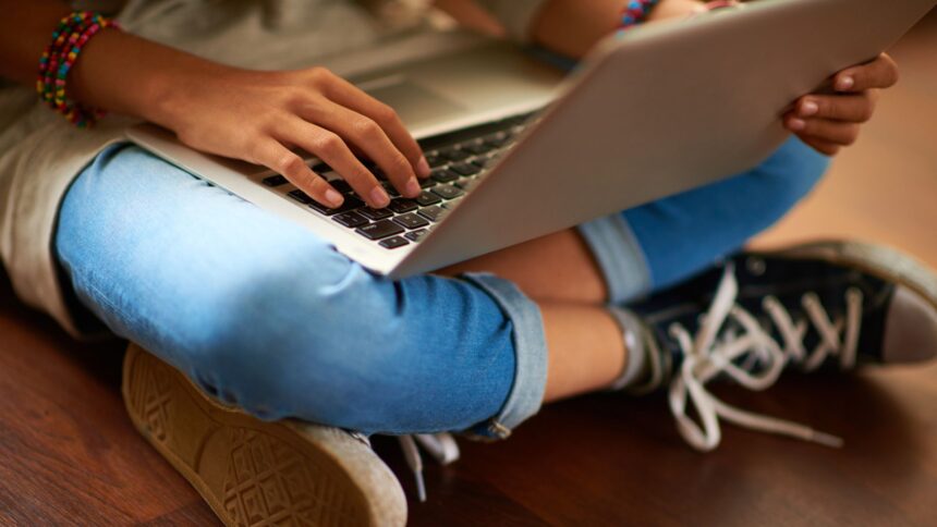 skynews-girl-anonymous-laptop_7196019-1