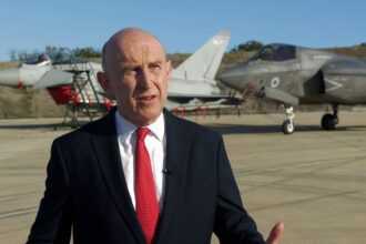 skynews-john-healey-akrotiri_7183307-3