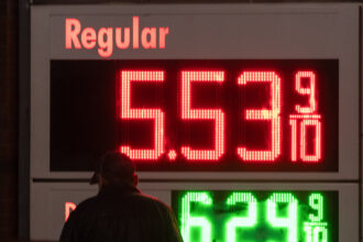 10biz-oil-stocks-gas-1-hbjg-mediumSquareAt3X-12