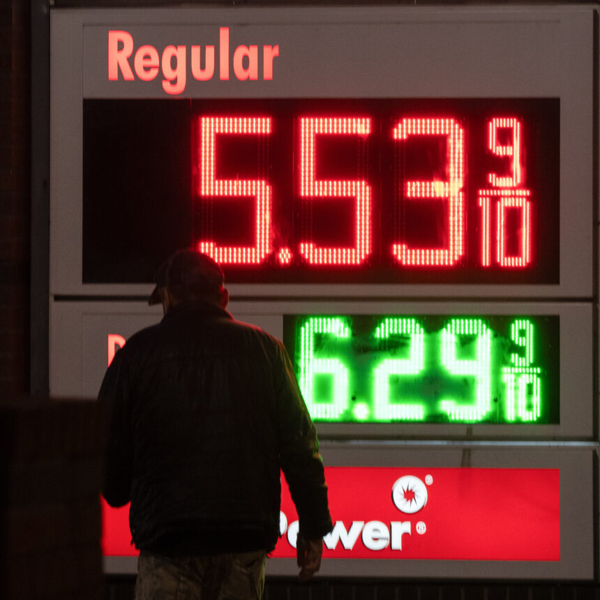 10biz-oil-stocks-gas-1-hbjg-mediumSquareAt3X-19