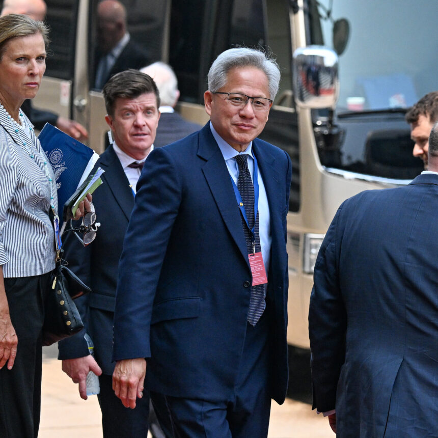 14trump-news-ru-Jensen-Huang-cgfk-mediumSquareAt3X