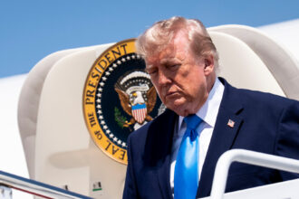 21biz-ai-trump-eo-sub-lqbp-mediumSquareAt3X-10