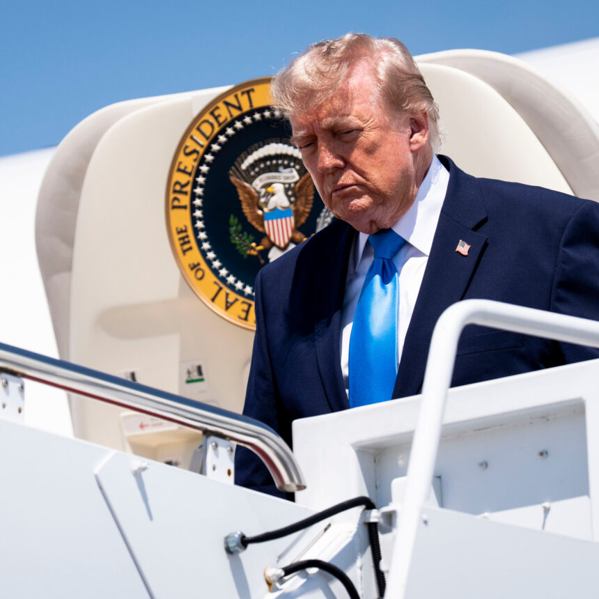 21biz-ai-trump-eo-sub-lqbp-mediumSquareAt3X-24