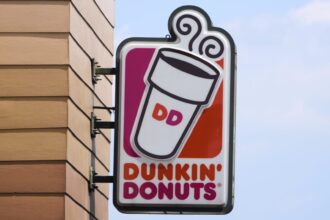 dunkin-donuts-logo-e1778598114308-7