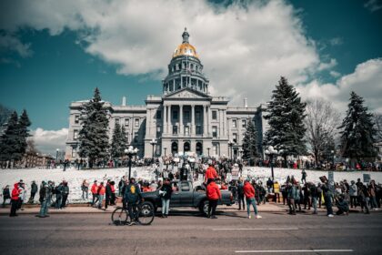 photo-1618709024112-d8151611069c