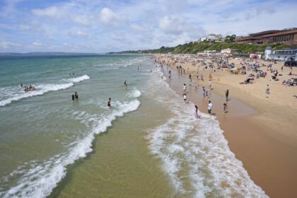 skynews-bournemouth-beach-summer_7254816-3