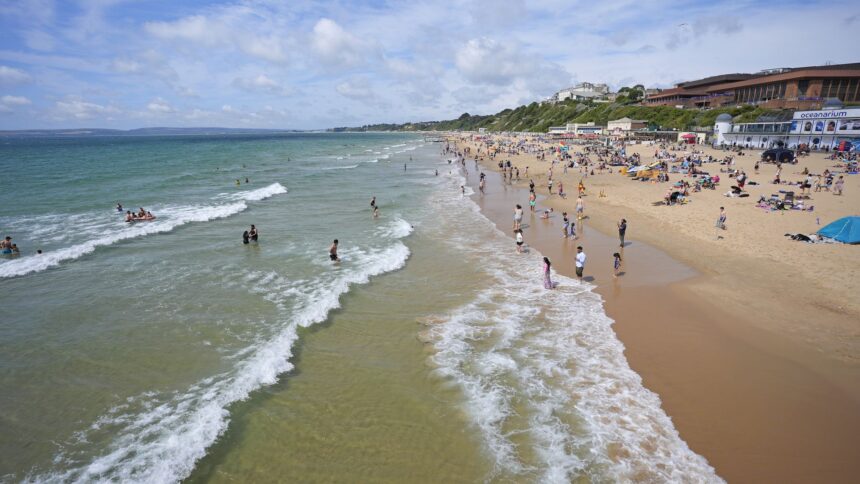 skynews-bournemouth-beach-summer_7254816-3