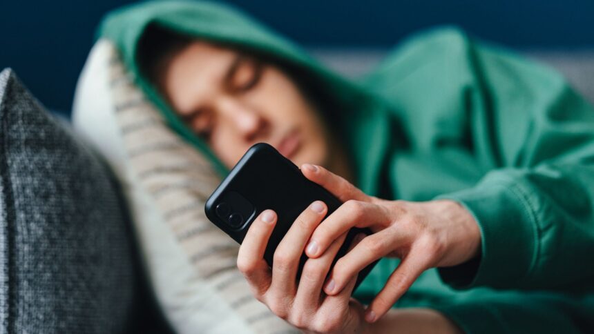 skynews-phone-social-media_7166439