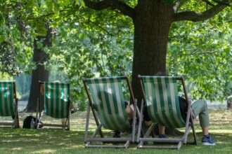 skynews-weather-heatwave-deckchairs_7254728