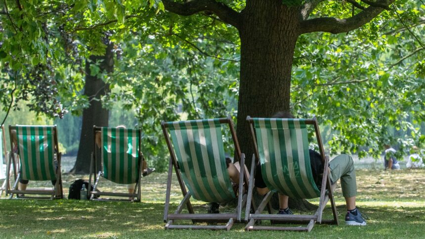 skynews-weather-heatwave-deckchairs_7254728
