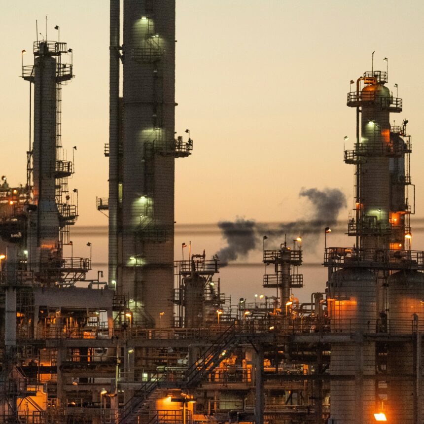 01biz-iran-oil-prices-lvct-mediumSquareAt3X-11