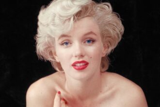 Marilyn-Monroe-Ballerina-sitting-1954-by-Milton-H-Greene-1